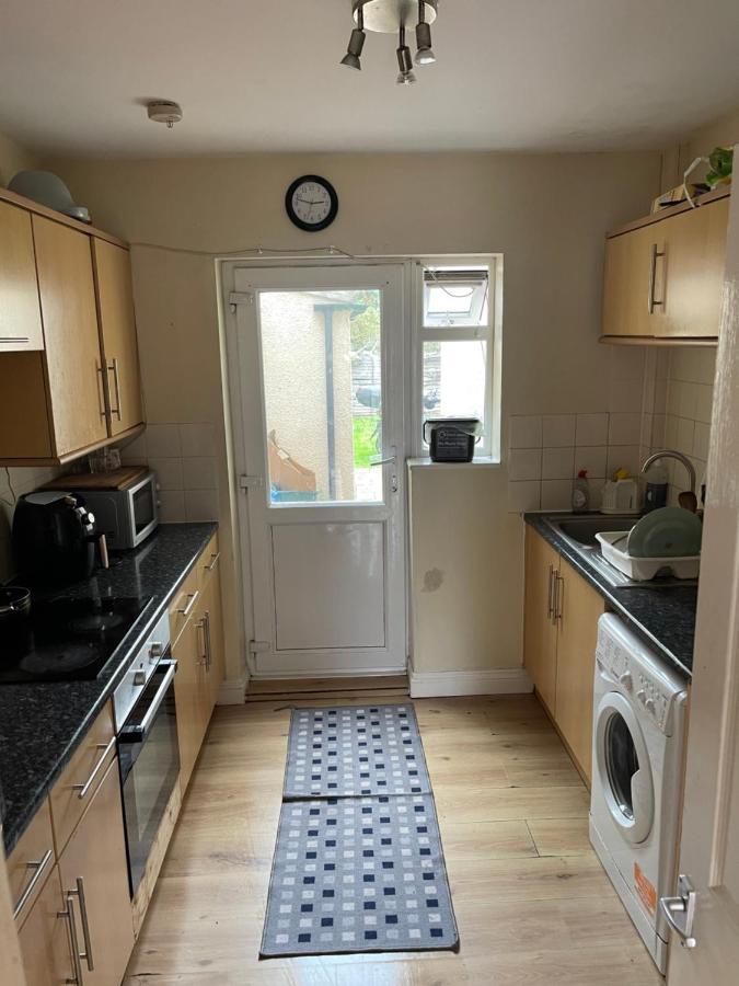 Shared House In Chakeshill Drive Hotel Bristol Eksteriør billede