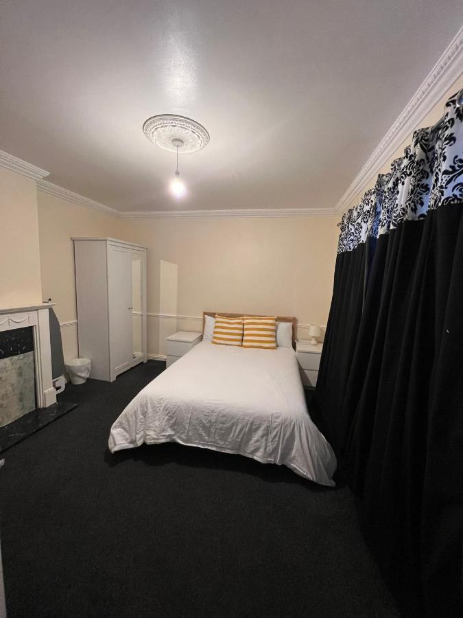 Shared House In Chakeshill Drive Hotel Bristol Eksteriør billede