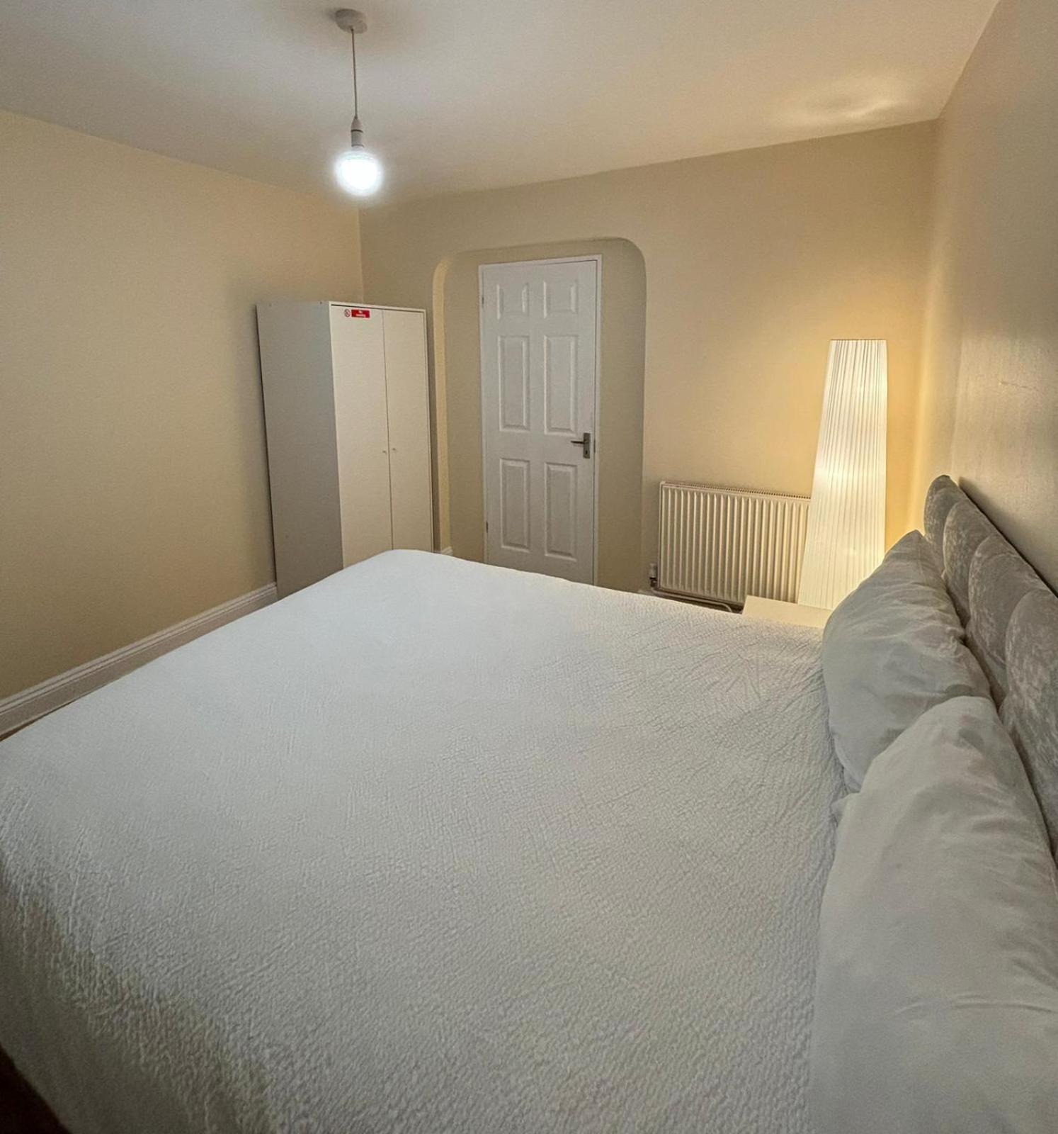 Shared House In Chakeshill Drive Hotel Bristol Eksteriør billede