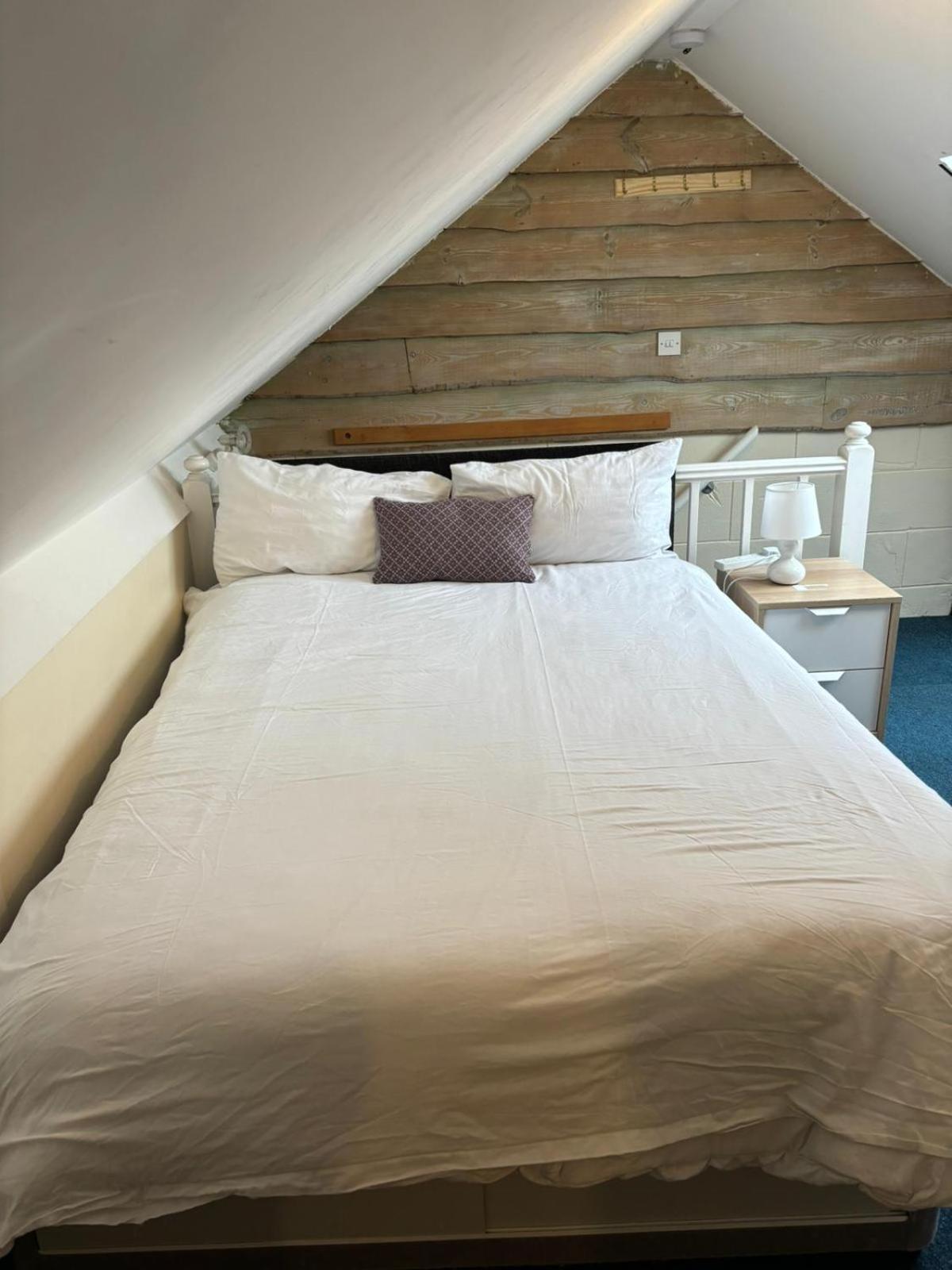 Shared House In Chakeshill Drive Hotel Bristol Eksteriør billede